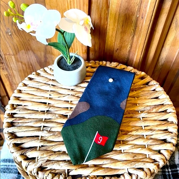 Vicky Davis 100% Silk Par 3 Golf Scene Golf Ball Tie - Picture 2 of 15